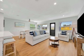 Living area - Oyster House, Waterfront 3b2b, Kayaks, BBQ, Games (Hernando Beach)