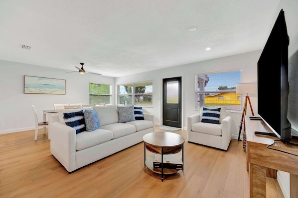 Living area - Oyster House, Waterfront 3b2b, Kayaks, BBQ, Games (Hernando Beach)