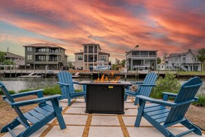 Terrace/patio - Oyster House | Waterfront, Hot Tub + Kayak + Games (Hernando Beach)