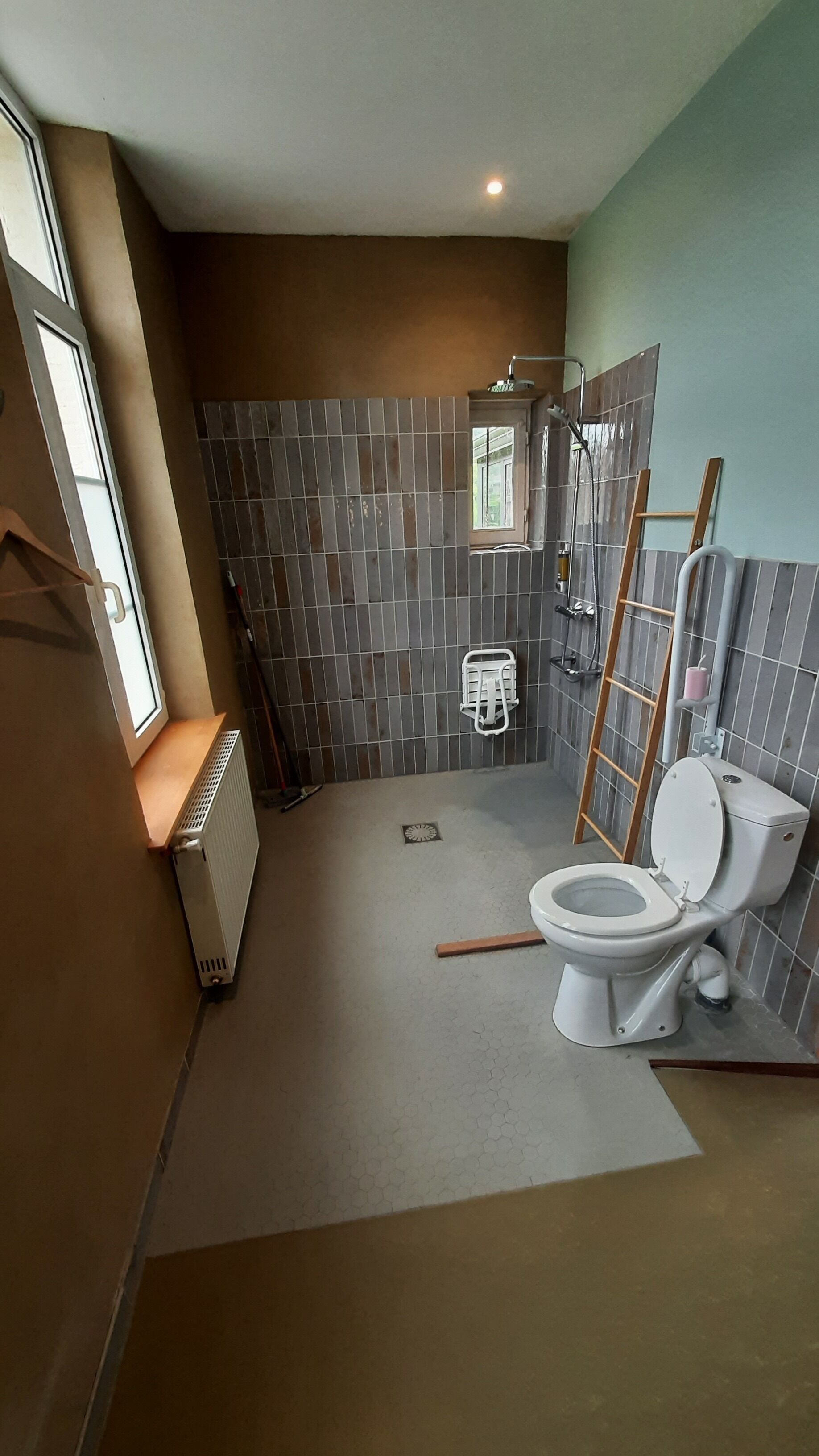 Een douche, een haardroger, handdoeken, zeep