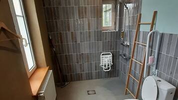 Een douche, een haardroger, handdoeken, zeep