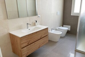 Ducha, secador de pelo, toallas