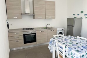 Refrigerador, horno, placa de cocina, cafetera/tetera