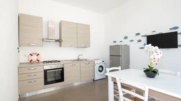 Jääkaappi, uuni, liesi, kahvin-/teenkeitin