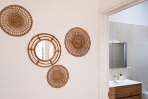 Chuveiro, secador de cabelo, toalhas de banho