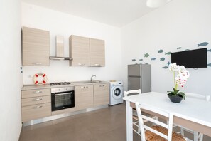 Refrigerador, horno, parrilla de estufa y cafetera y tetera 