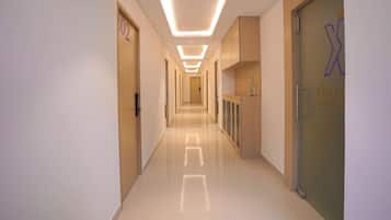 Deluxe Double or Twin Room | Living area