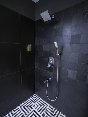 Deluxe kamer, 1 twee- of 2 eenpersoonsbedden | Badkamer | Gratis toiletartikelen, een haardroger, handdoeken, zeep