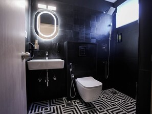 Deluxe dubbelrum eller tvåbäddsrum | Badrum | Hårtork, handdukar, tvål och schampo