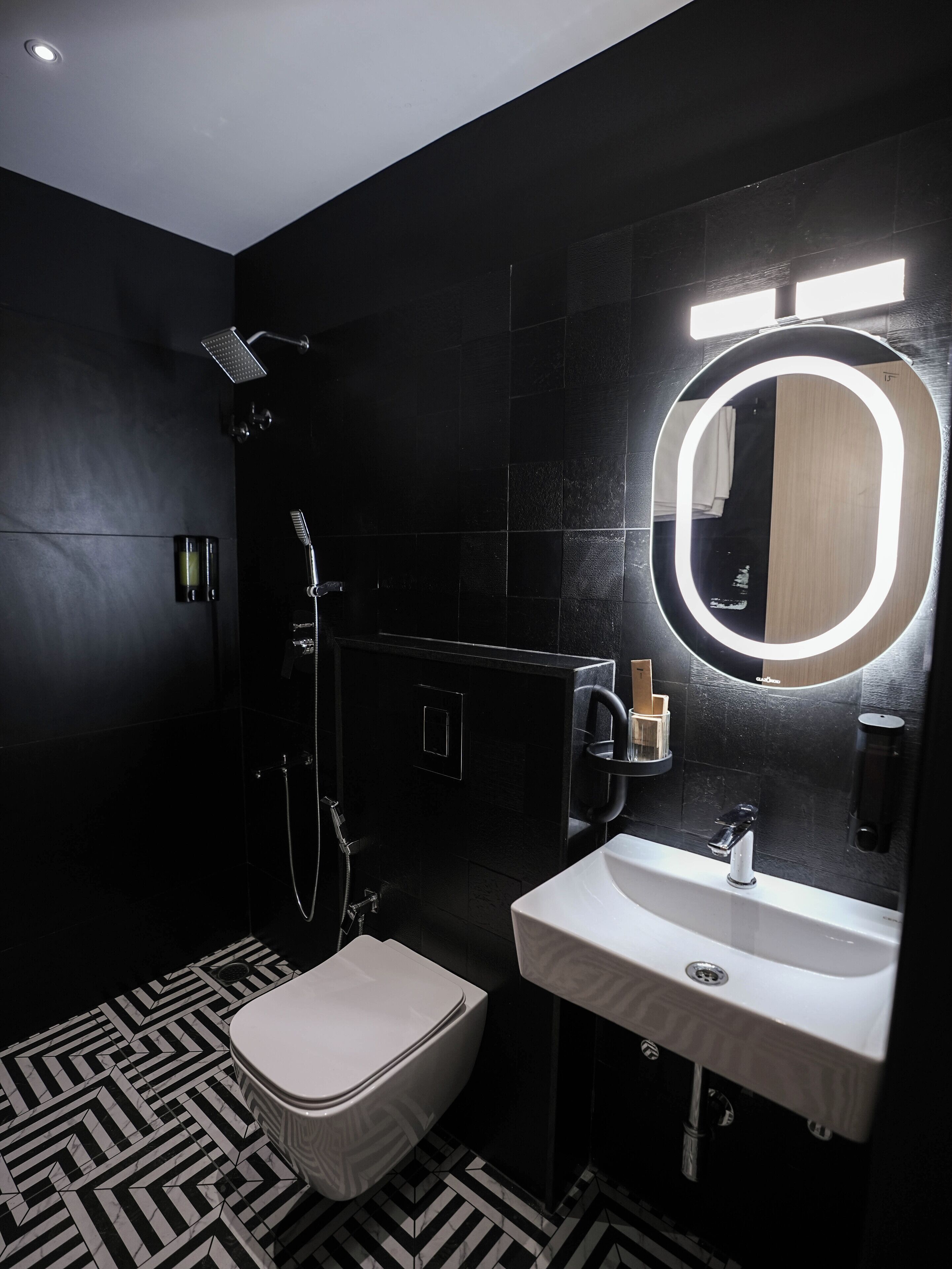Deluxe Double or Twin Room | Bathroom | Hair dryer, towels, soap, shampoo