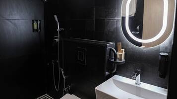 Deluxe Double or Twin Room | Bathroom | Hair dryer, towels, soap, shampoo