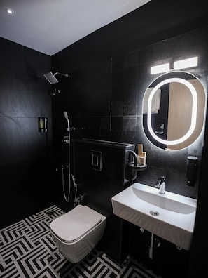 Deluxe Double or Twin Room | Bathroom