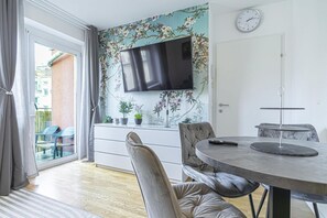 Dining - Cozy 1BR+1LR w/ Balcony, 9-Min to City Center (Vienna)