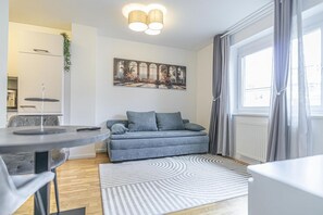 Smart TV - Cozy 1BR+1LR w/ Balcony, 9-Min to City Center (Vienna)