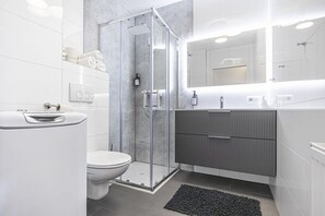 Shower, hair dryer, towels, soap - Cozy 1BR+1LR w/ Balcony, 9-Min to City Center (Vienna)