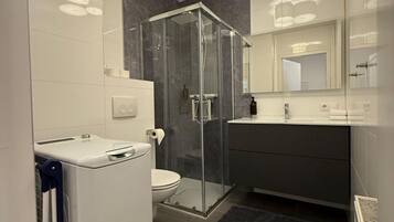 Haartrockner, Handtücher, Seife, Shampoo