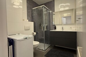 Haartrockner, Handtücher, Seife, Shampoo