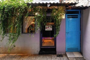 Exterior detail - Ben Thanh Inn - M&A (Ho Chi Minh City)