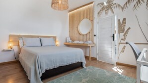 Quarto com cama, abajures, um espelho, parede de painéis de madeira e uma porta.