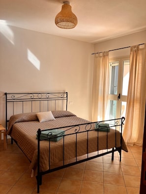 2 makuuhuonetta, silitysrauta/-lauta, ilmainen Wi-Fi, vuodevaatteet