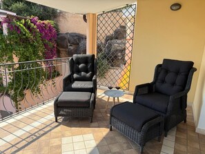 Terrace/patio - Quiet location: house in Orosei with sea and old town views, close to the beach (Orosei)