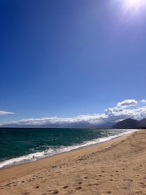 Una spiaggia nelle vicinanze
