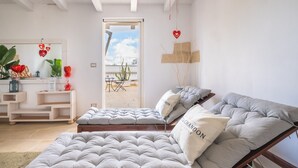 Une chambre avec un lit, un bureau et une vue sur l’extérieur.