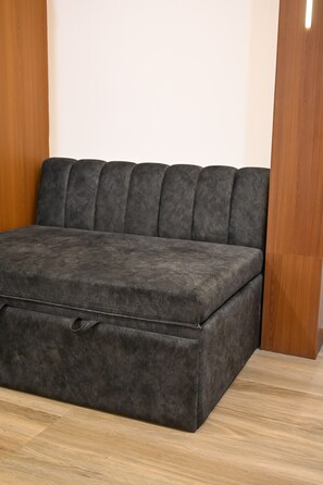 Premium Studio, 1 Queen Bed | Free WiFi