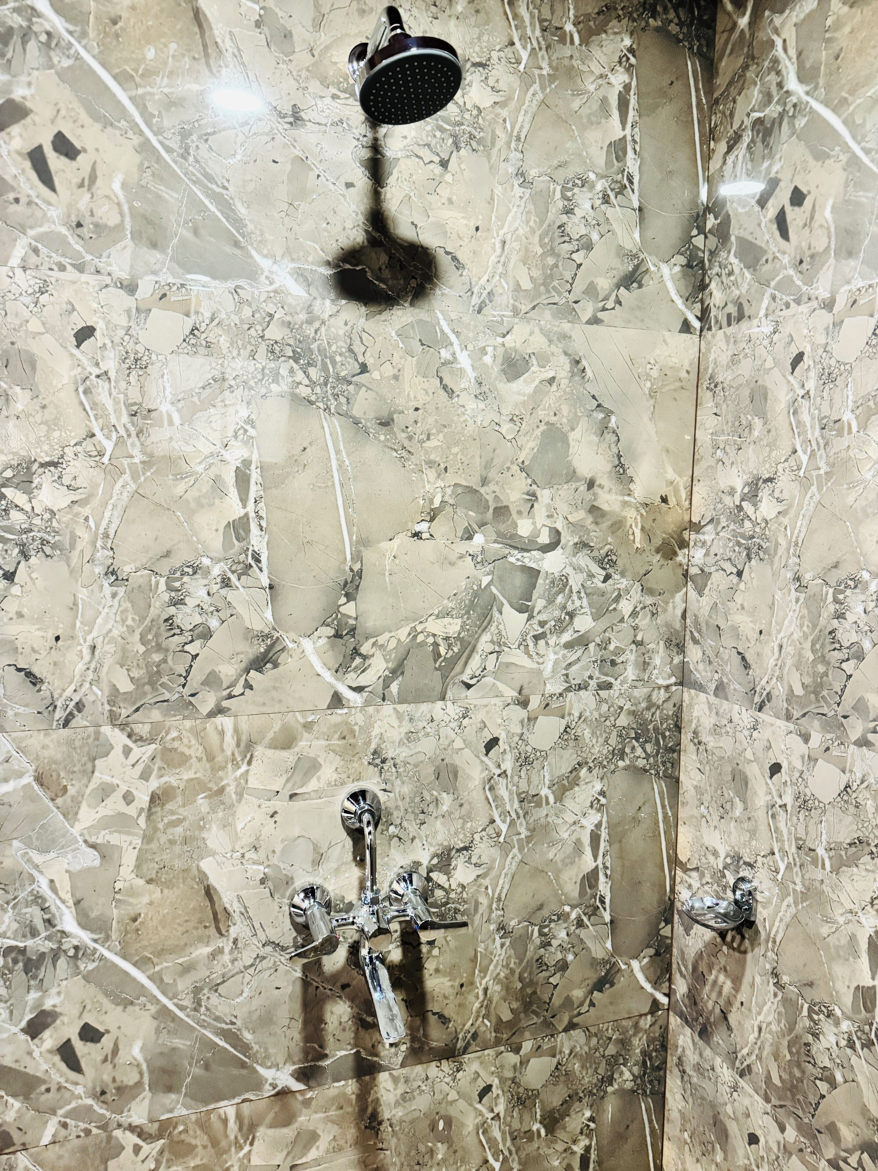 毛巾、肥皂、洗髮精、衛生紙