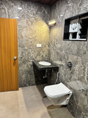 Toallas, jabón, shampoo, papel higiénico