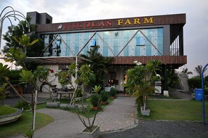 Outdoor dining - Nicolas Farm & Resort (Parsivni)