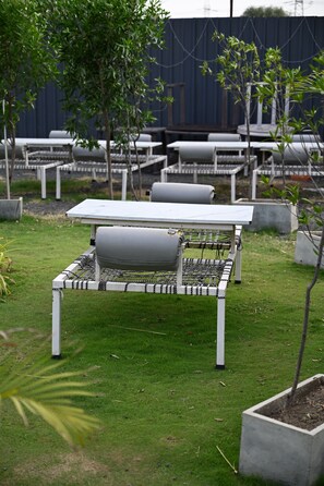 Outdoor dining - Nicolas Farm & Resort (Parsivni)