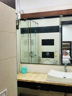 Tweepersoonskamer | Badkamer | Een bad/douchecombinatie, zeep, shampoo, toiletpapier