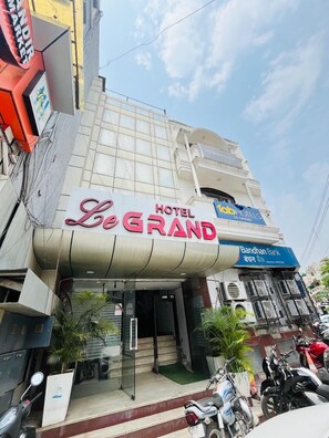 Mặt tiền nơi lưu trú