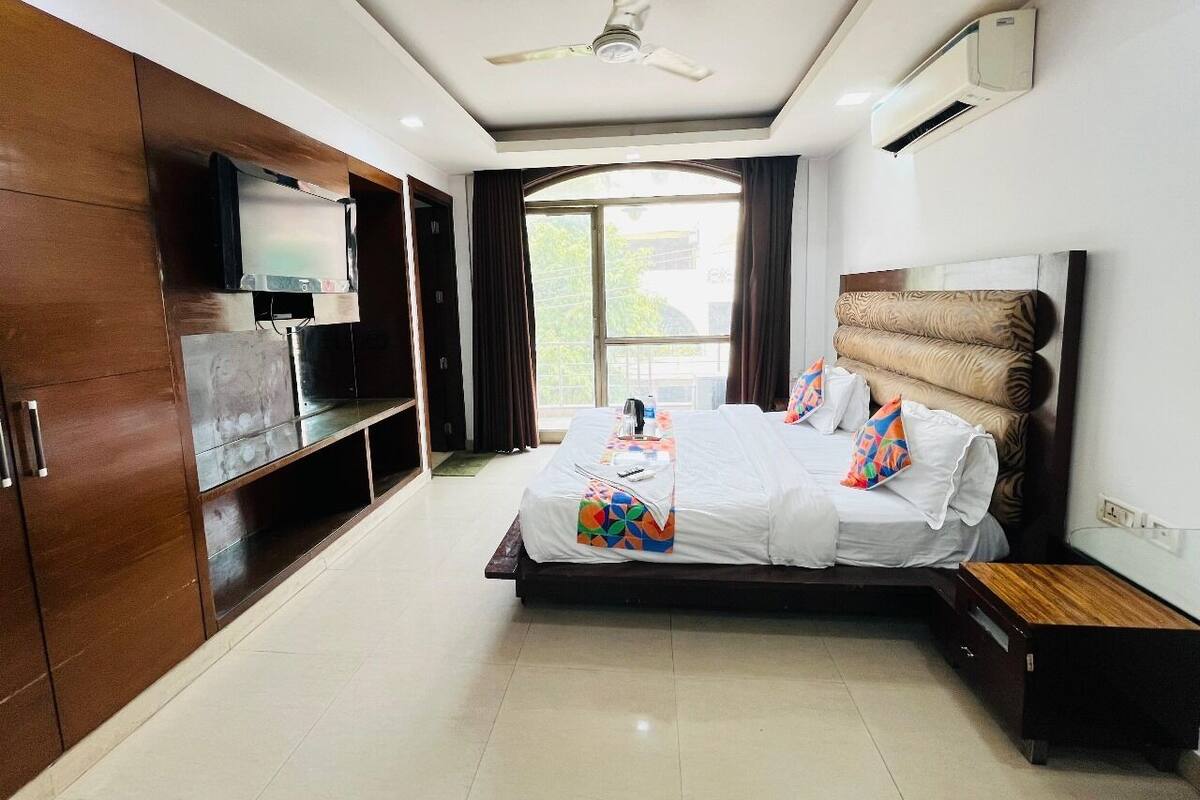 Espacio para trabajar con laptop y ropa de cama 