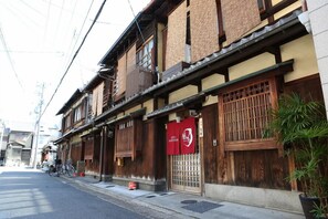 Exterior detail - Nijo Ohan (Kyoto)
