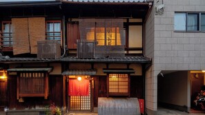 A traditional Japanese house with tatami mat flooring, sliding doors, and a small garden area. - Nijo Ohan (Kyoto)