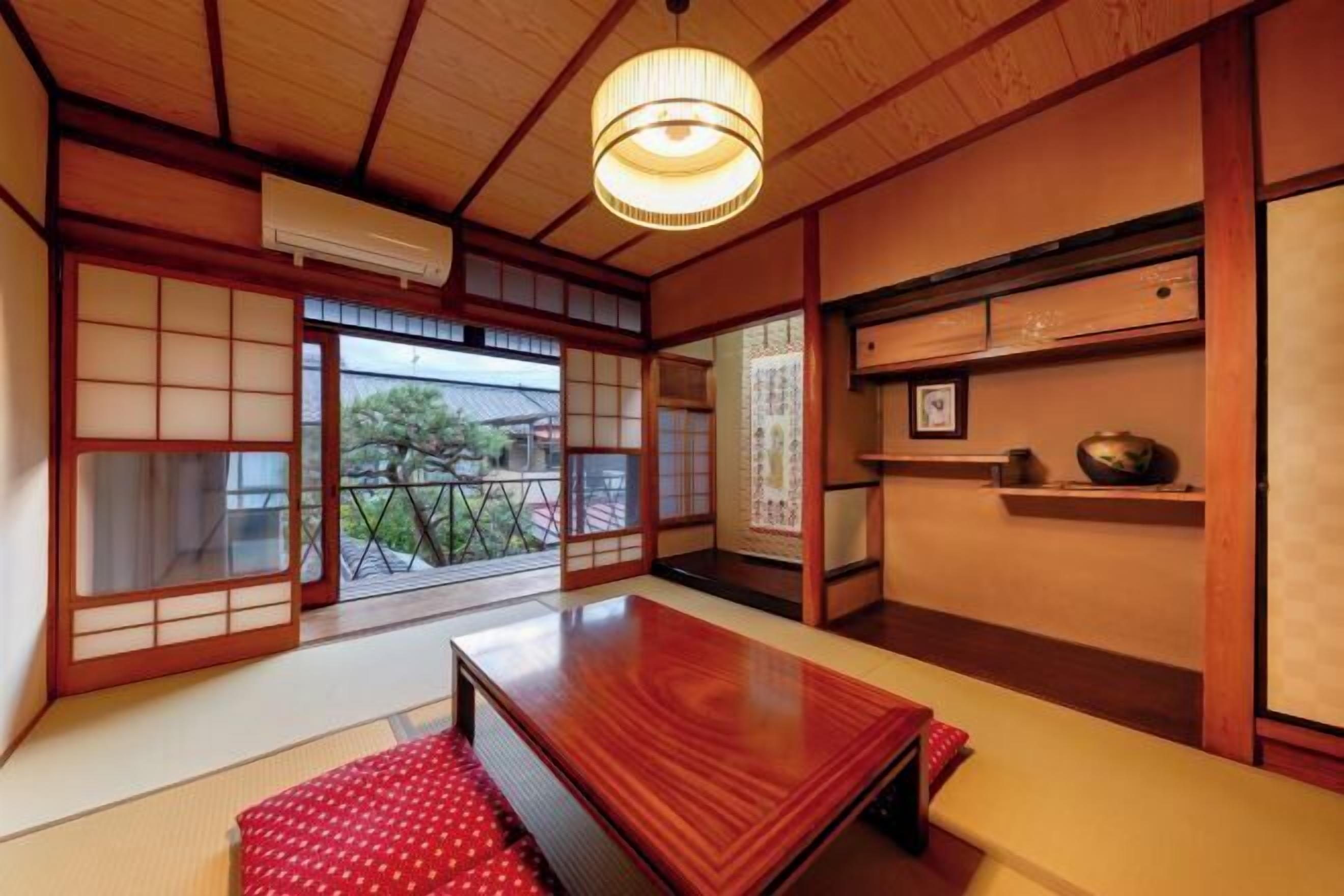 المنشأة من الداخل