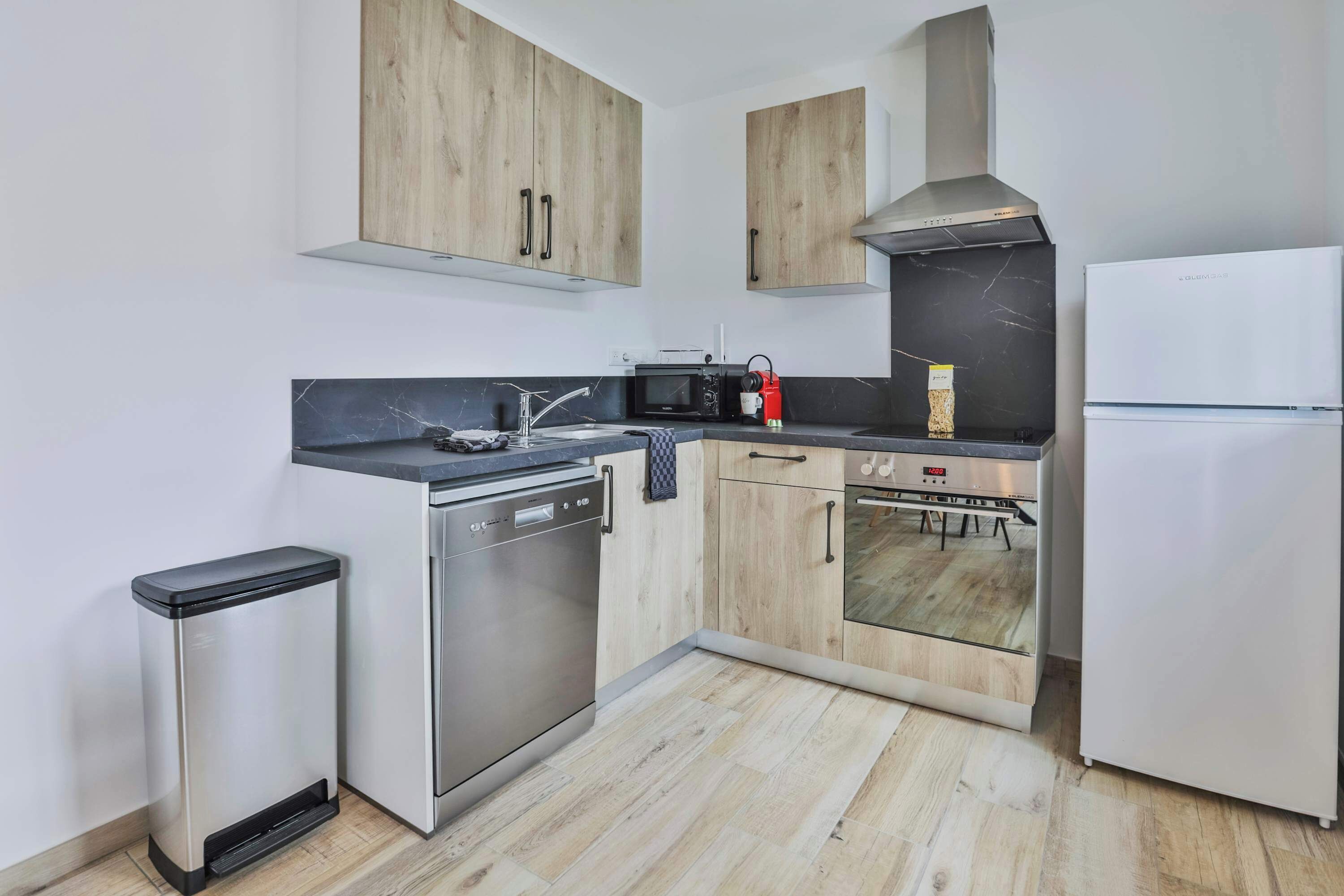 Réfrigérateur, micro-ondes, four, plaque de cuisson