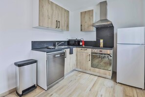 Kjøleskap, mikrobølgeovn, ovn og kokeplater