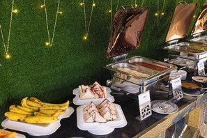 Päivittäinen buffetaamiainen (300 INR per henkilö)