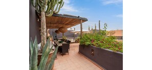 Outdoor dining - Luxury and super-stylish riad in the heart of Marrakech Médina, fully staffed (Marrakech)