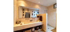 Shower, hair dryer, towels, soap - Luxury and super-stylish riad in the heart of Marrakech Médina, fully staffed (Marrakech)