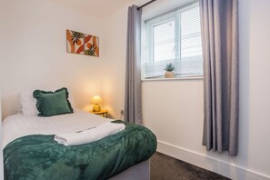 4 bedrooms, iron/ironing board, WiFi, bed sheets