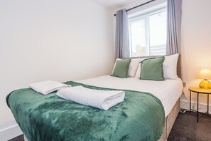 4 bedrooms, iron/ironing board, WiFi, bed sheets - 9 Monks Crescent (Durham)