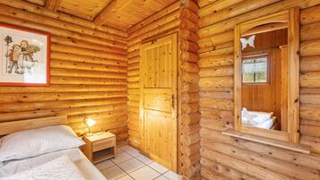 5 bedrooms, WiFi, bed sheets