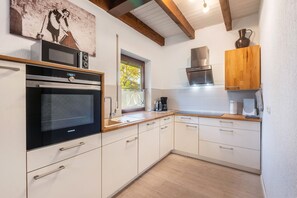 Een koelkast, een magnetron, een oven, een kookplaat