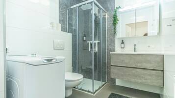 Dusche, Haartrockner, Handtücher, Seife