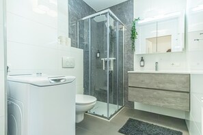 Shower, hair dryer, towels, soap - Comfy 1BR+1LR w/ Balcony, 9-Min to City Center (Vienna)