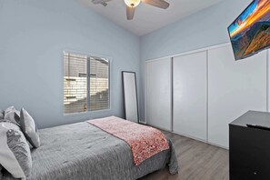 5 bedrooms, iron/ironing board, WiFi, bed sheets